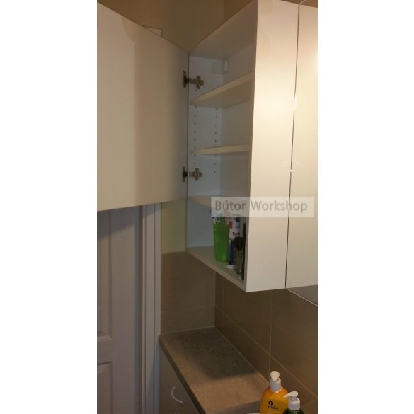 Fürdőszobai fali polcos szekrény 
